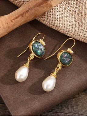 Gold -Framed Ear Hook Green Stone Drop Earrings W/Tear Drop Shaped Pearls